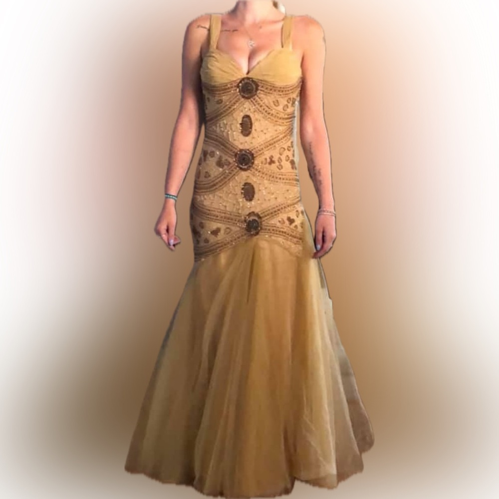 Size 6 Beautiful stretchy Gown. Brand New!